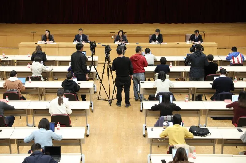 央行：保持人民币汇率弹性，允许宏观杠杆率阶段性上升…这场发布会信息量很大！(图1)
